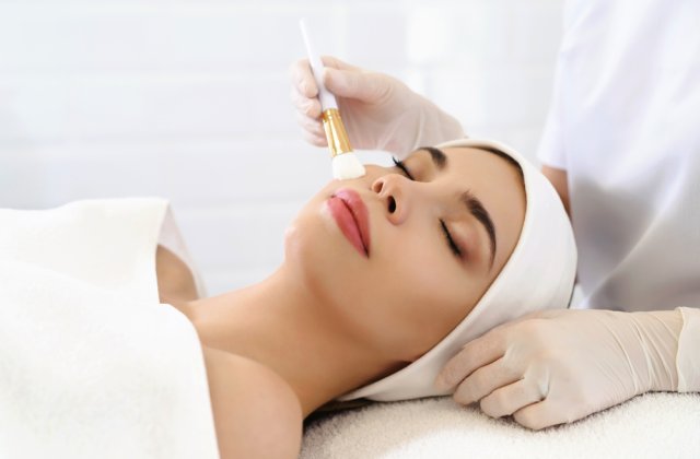 Exfoliere blândă și profundă a tenului: 3 efecte benefice ale acidului glicolic