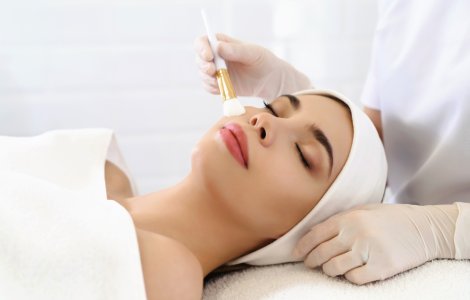  Top  Exfoliere blândă și profundă a tenului: 3 efecte benefice ale acidului glicolic