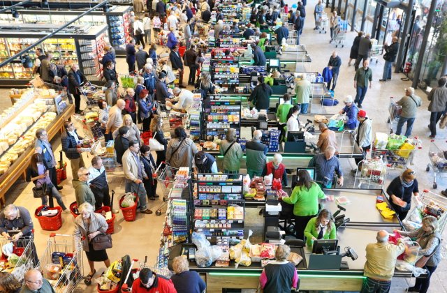 Restricția privind închiderea magazinelor la ora 18:00 creează aglomerație și cozi uriașe