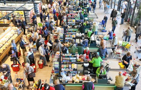 Închiderea magazinelor la ora 18:00 provoacă aglomerație și cozi uriașe