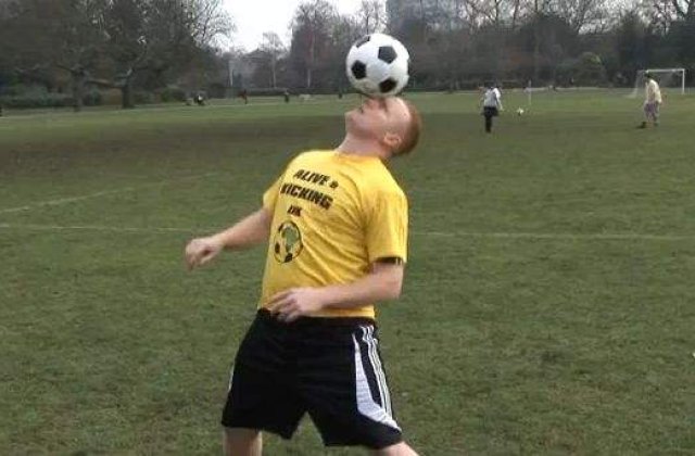 [VIDEO] A tinut mingea pe picior 50 de kilometri