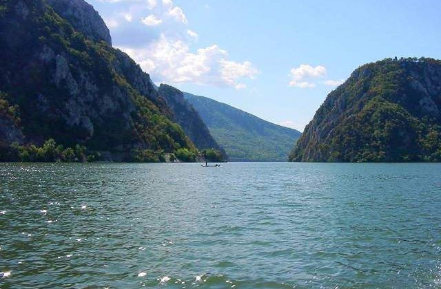 Aproape 400 de angajati de la Apele Romane vor fi disponibilizati