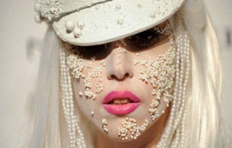 Lady Gaga revine pe scena