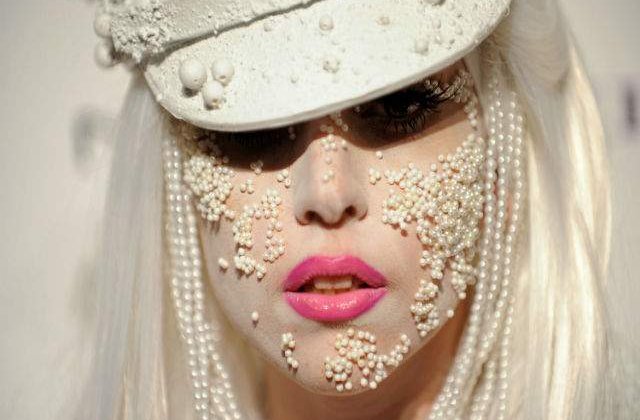 Lady Gaga revine pe scena