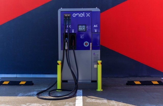 Enel X Rom&acirc;nia instalează 25 de stații de &icirc;ncărcare pentru mașini electrice &icirc;n mall-urile din 12 orașe