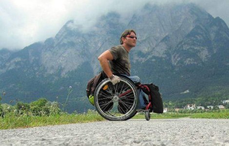 11.000 de kilometri in scaunul cu rotile: Un roman vrea sa ajunga la Capul Nord