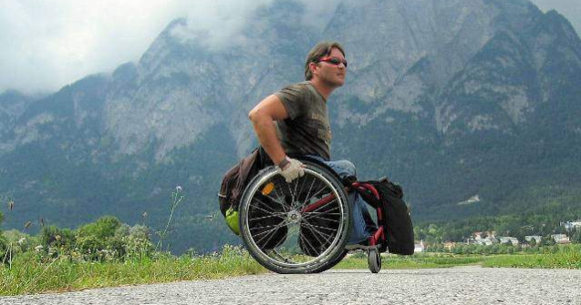11.000 de kilometri in scaunul cu rotile: Un roman vrea sa ajunga la Capul Nord