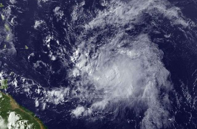 Furtuna tropicala Flossie ameninta arhipelagul Hawaii