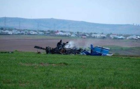 Elicopterul prabusit in lacul Taureni a fost scos din apa