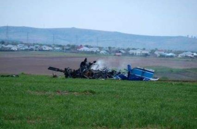Elicopterul prabusit in lacul Taureni a fost scos din apa