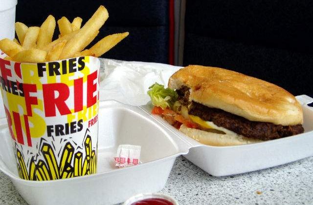 New York: Sute de angajati din fast-food-uri au intrat in greva