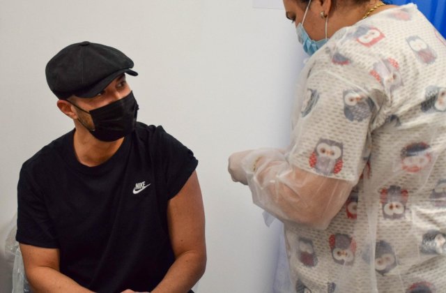 Mihai Bendeac s-a vaccinat cu AstraZeneca: &bdquo;Mă orientez după c&acirc;știgători de Nobel, nu după cei care scriu miau ca pisica&rdquo;