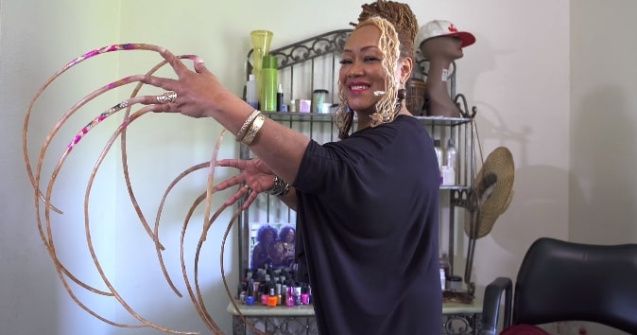 VIDEO Femeia cu cele mai lungi unghii din lume, le-a tăiat după 30 de ani