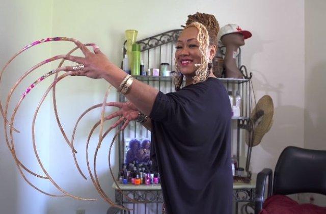 VIDEO Femeia cu cele mai lungi unghii din lume și le-a tăiat după aproape 30 de ani