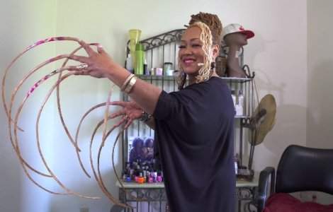 VIDEO Femeia cu cele mai lungi unghii din lume, le-a tăiat după 30 de ani