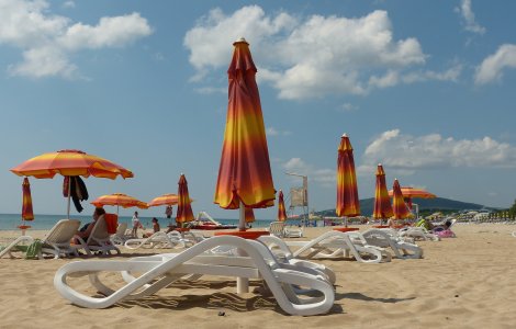 Cluburile, închise de 1 mai. Turiștii ar putea sta pe plajă fără mască