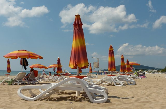 Cluburile de pe litoral, &icirc;nchise de 1 mai. Bode: &bdquo;Se discută dacă turiștii pot sta pe plajă fără mască&rdquo;