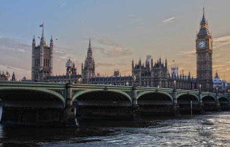 Marea Britanie relaxează restricțiile. Ce vor avea voie să facă britanicii