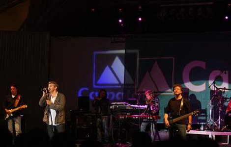  Video  Chitaristul trupei Holograf, lovit cu sabia in direct