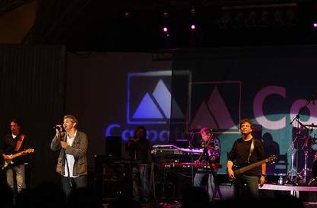 [VIDEO] Chitaristul trupei Holograf, lovit cu sabia in direct