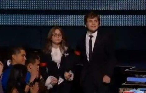  Video  CNN: Copiii lui Michael Jackson au "furat" spectacolul la premiile Grammy