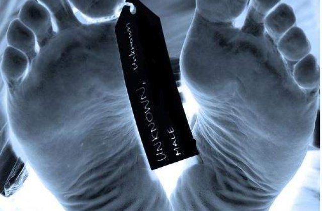 [VIDEO] Mort, uitat sase ore intr-un salon