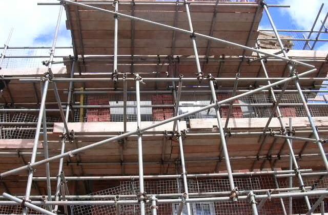 Copil ranit in Capitala de o bucata dintr-o schela