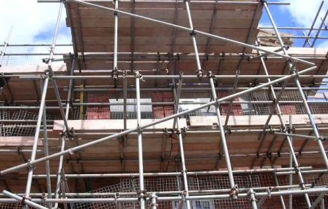 Copil ranit in Capitala de o bucata dintr-o schela