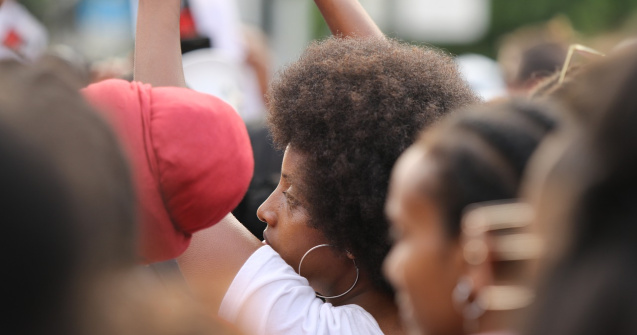 Proteste în SUA după ce un tânăr a fost împuşcat mortal de poliţie