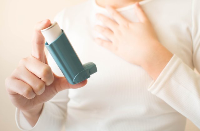 STUDIU Un inhalator pentru astm diminuează suferinţa persoanelor vârstnice care au Covid-19