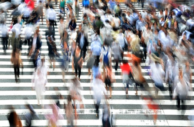MAI: Pietonii care se uită &icirc;n telefon c&acirc;nd traversează strada ar putea primi amendă