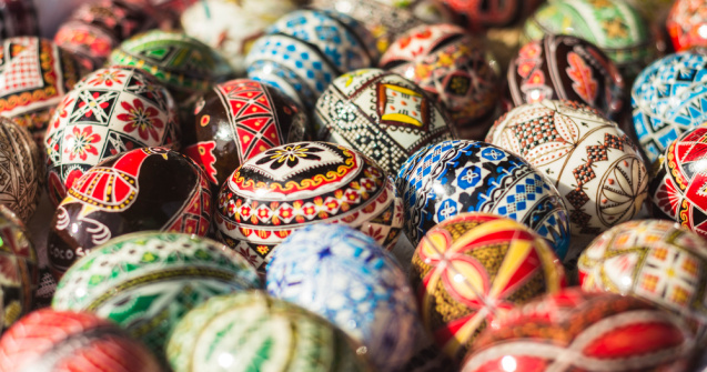 Expoziţie de icoane pictate pe ouă de struţ la Muzeul Țăranului Român