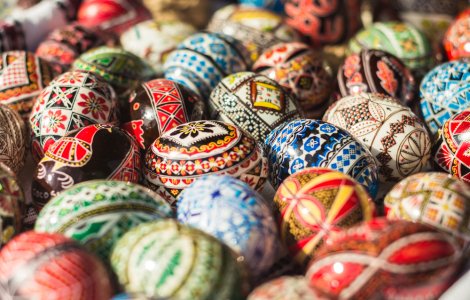 Expoziţie de icoane pictate pe ouă de struţ la Muzeul Țăranului Român