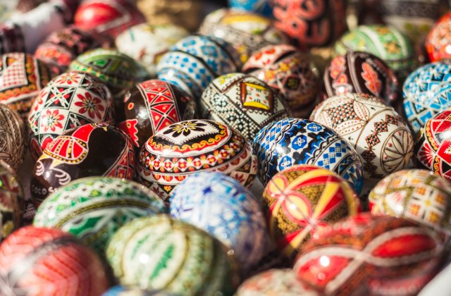 Expoziţie de icoane pictate pe ouă de struţ la Muzeul Național al Țăranului Rom&acirc;n