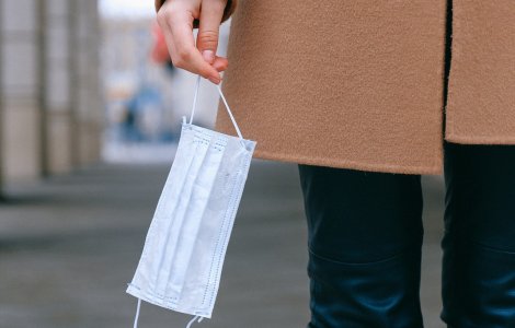 Țara care renunță la purtarea măștii în spațiile deschise