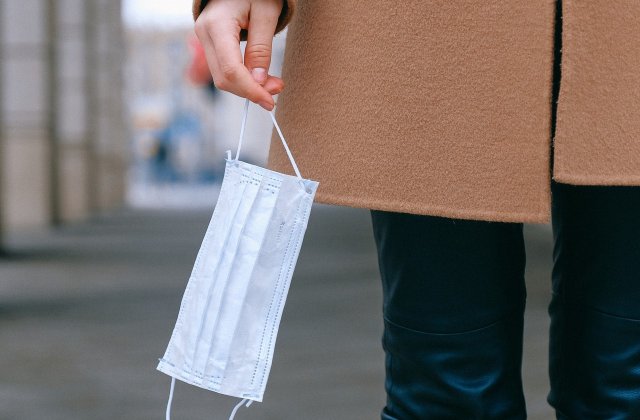 Țara care a anulat obligativitatea purtării măștilor în spațiile deschise