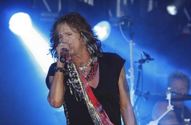 Steven Tyler vrea sa-si opreasca colegii din Aerosmith sa cante fara el