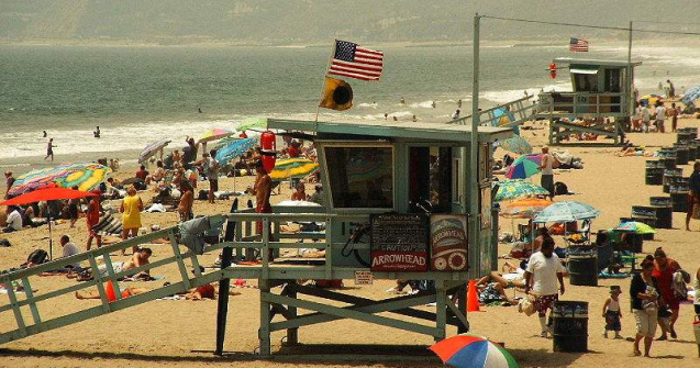 California: Un mort si 12 raniti dupa ce un barbat a intrat cu masina in multime