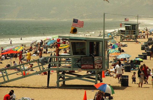 California: Un mort si 12 raniti dupa ce un barbat a intrat cu masina in multime