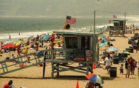 California: Un mort si 12 raniti dupa ce un barbat a intrat cu masina in multime