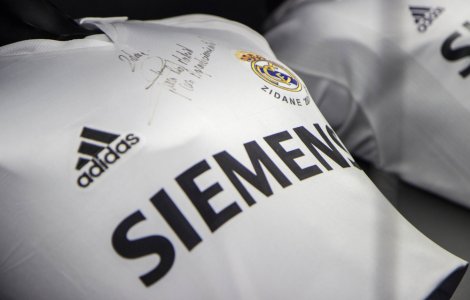 Licitație de tricouri semnate de fotbaliști renumiți pentru copiii cu autism