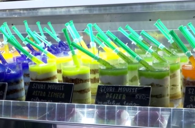 Gamă de mousse-uri inspirate de vaccinurile anti-Covid la o cofetărie din Ungaria
