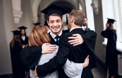 STUDIU Tinerii români se despart greu de casa părintească