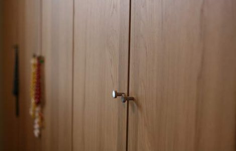 Si-au tinut fiica sechestrata in sifonier timp de un an