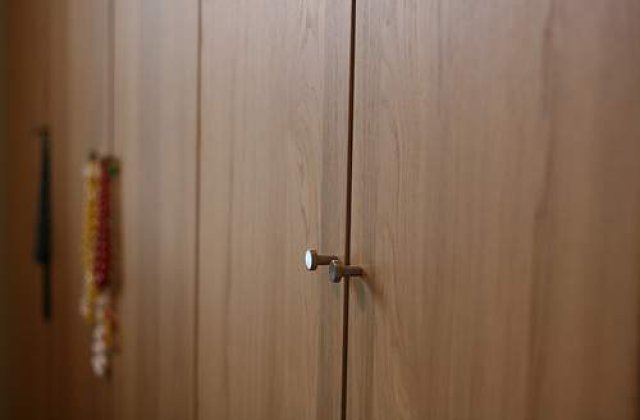 Si-au tinut fiica sechestrata in sifonier timp de un an