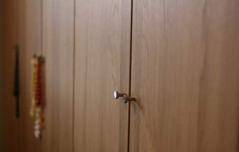 Si-au tinut fiica sechestrata in sifonier timp de un an