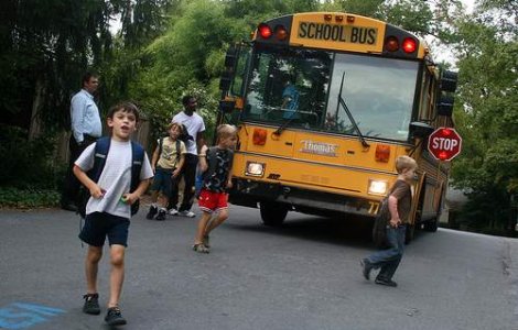 Un sofer beat transporta 49 de copii in masina sa