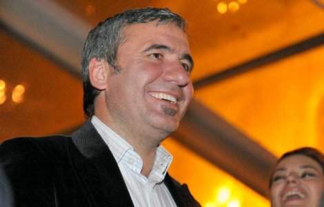  Video  Hagi a primit "gheata de aur"