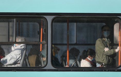 VIDEO Un bărbat a încercat să fugă de controlorii tramvaiului pe fereastră