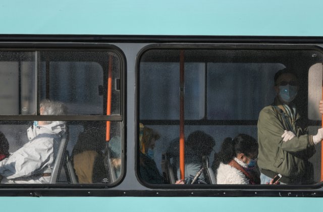 VIDEO Un bărbat a încercat să fugă de controlorii tramvaiului pe fereastră